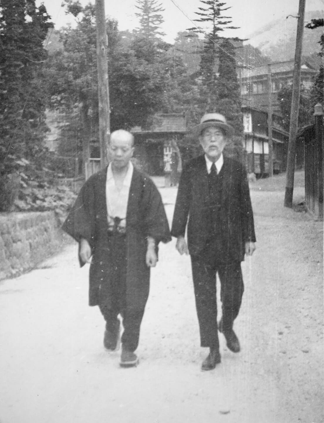 御進講に向う折山城屋前にて（昭和22年）