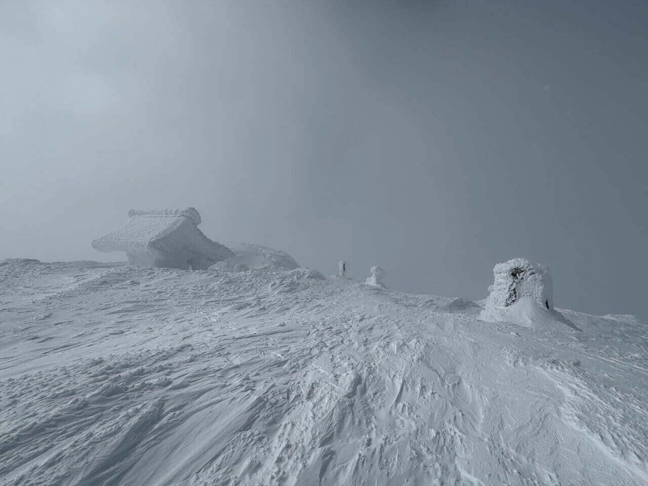 山形側を望む　左蔵王山（熊野）神社　中央奥歌碑　右「日本観光地百選一位」記念碑